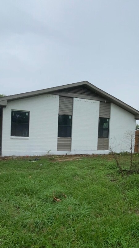 Building Photo - 1626 Solitude Dr