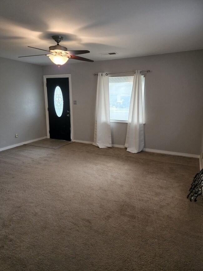 Living room - 504 SW 45th Ave