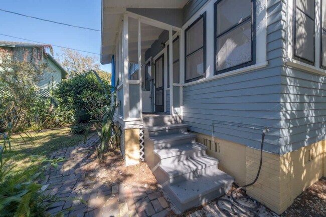 Building Photo - 5708 N Suwanee Ave