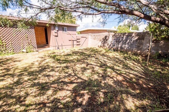 Building Photo - Large Corner Lot Santé Fe Home, Over 1650 ...