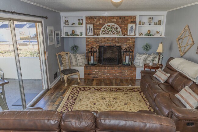 Building Photo - Spacious Stay for Crews | 4BR + Parking + ...