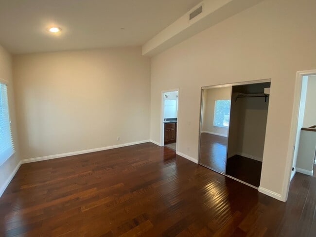 Building Photo - Beautiful Four Bedroom Townhouse in Pasadena