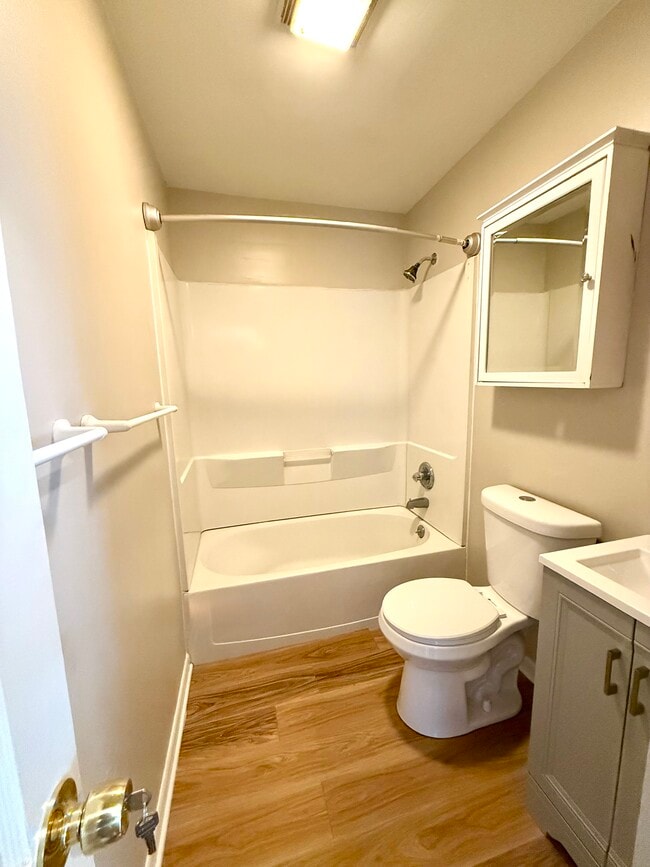 Building Photo - 916 E Fairlawn Dr