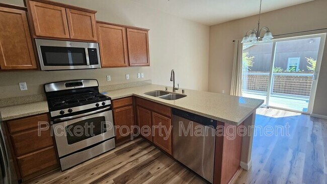 Building Photo - 102 Goldenrod St