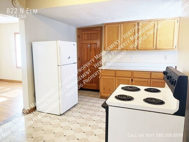 Building Photo - 822 N Elm-