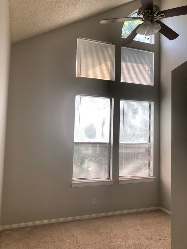 Building Photo - UT PRE-LEASE: 2 bed/2 bath West Campus Condo with cathedral ceilings, washer/dryer, 2 RSVD Pkg, B...