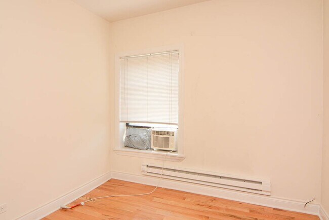 Building Photo - 824 W Waveland Ave