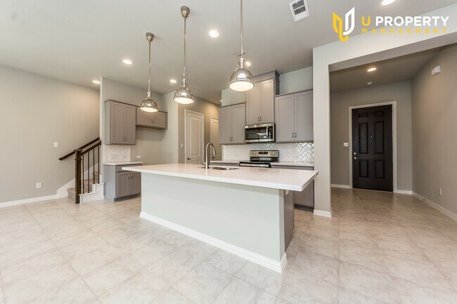 Building Photo - Adorable 3 Bedroom Townhouse-- Coming Soon!
