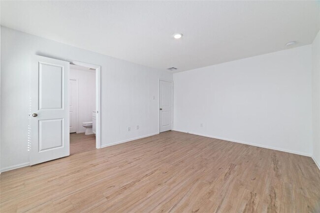 Building Photo - 27027 Vis Fld Dr