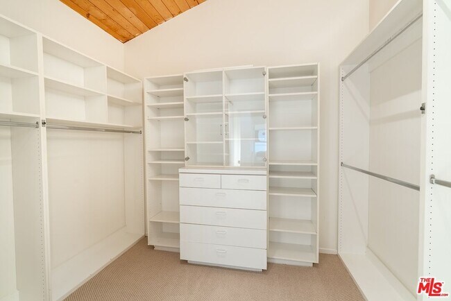 Building Photo - 21338 Colina Dr