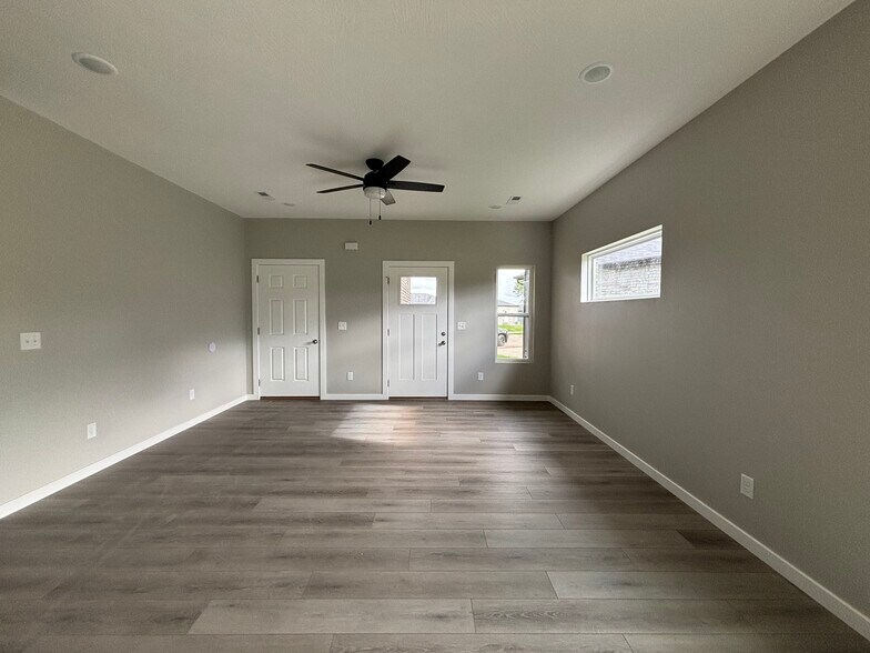 Building Photo - 4940 W Minota St