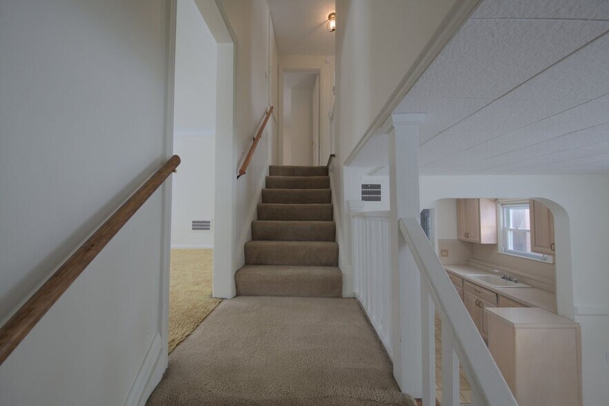 Building Photo - 9249 Whitall Ln