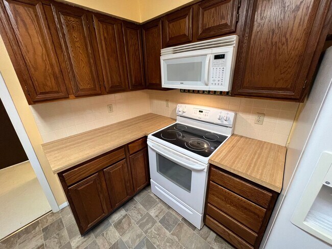 Building Photo - 3 Bedroom, 1.5 Bath Townhome W/ Attached S...