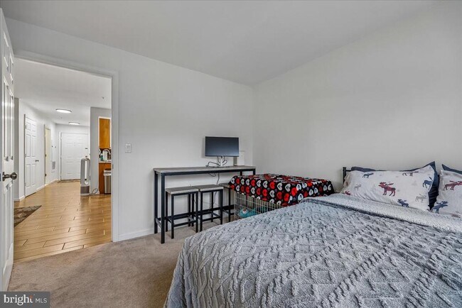 Building Photo - 10010 Vanderbilt Cir