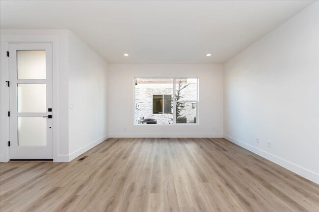 Building Photo - Brand New 3 Bed 2.5 Bath Townhouse With Many Amenities