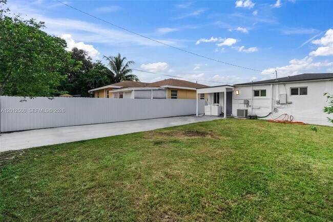 Building Photo - 4530 SW 25th St