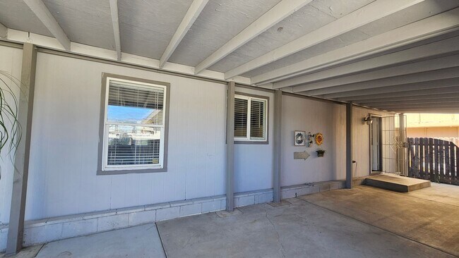 Building Photo - Gorgeous Single Story Home