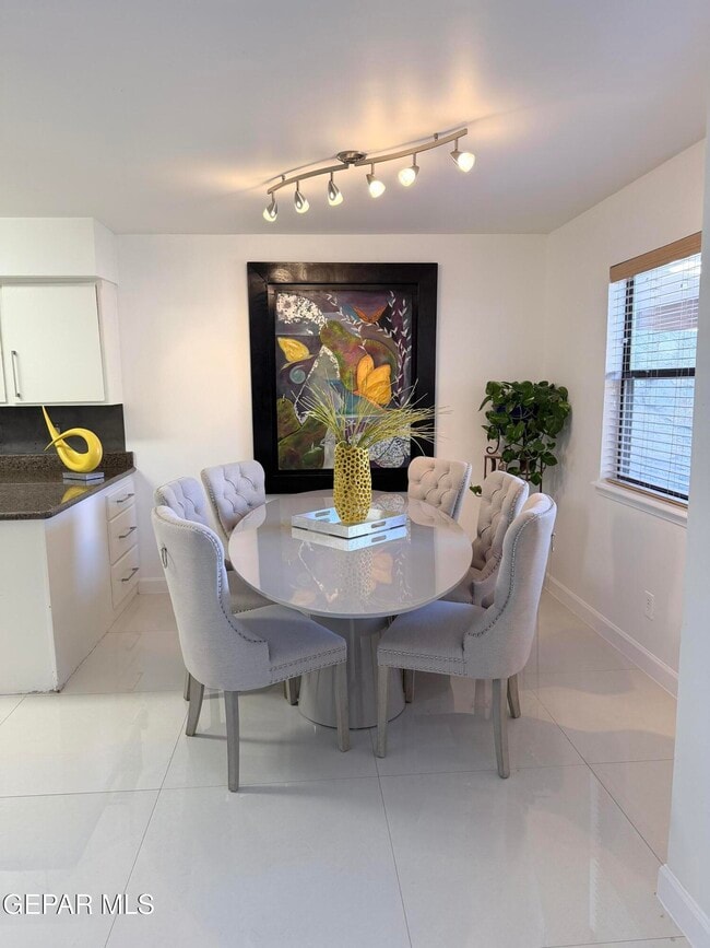 Building Photo - 6035 Bandolero Dr