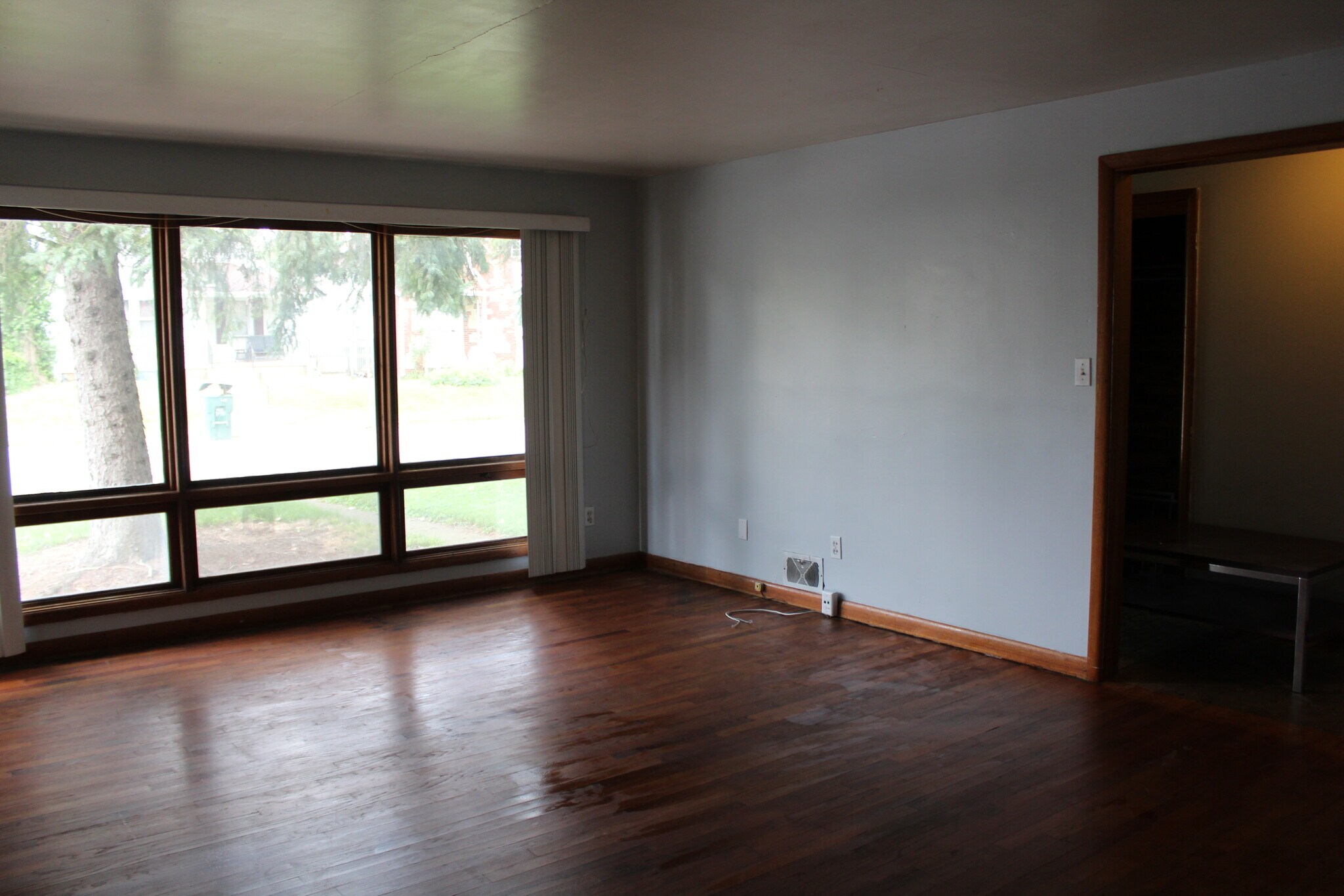 Living room - 1129 W Carson St