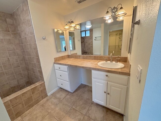 Building Photo - 3 Bedroom Condo now available in City of Orange