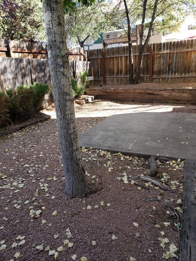 Building Photo - 2 Bed / 1 Bath in 4-Plex