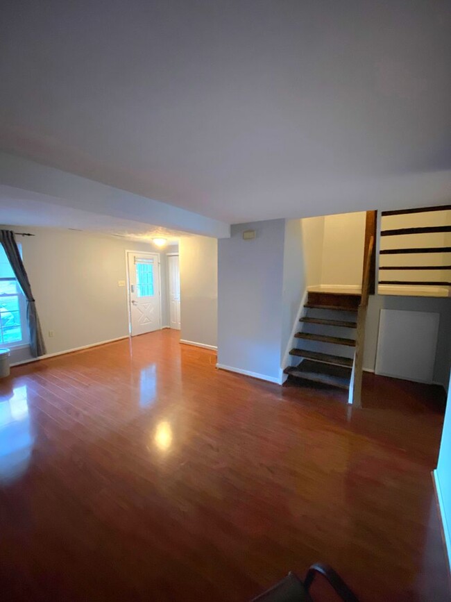 Building Photo - Beautiful 2 Bedroom 2.5 Bath Townhome in S...