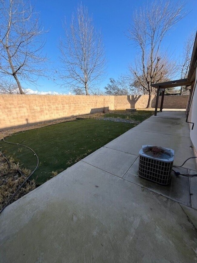 Building Photo - 402 N Amador St