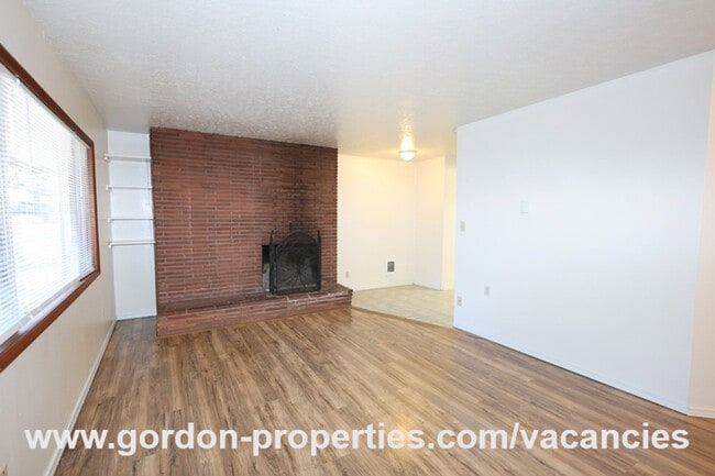 Building Photo - SE Green Vista Dr - Milwaukie 2 bedroom du...