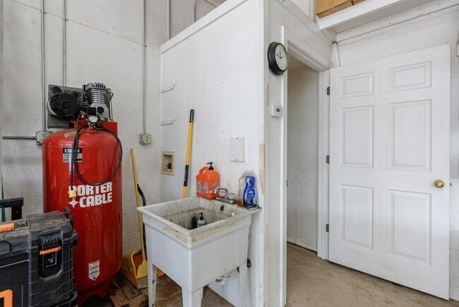 Building Photo - 390 Alpine Dr