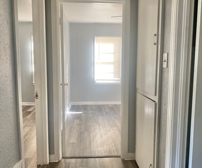 Building Photo - 2 bed 1 bath 1 car garage available now