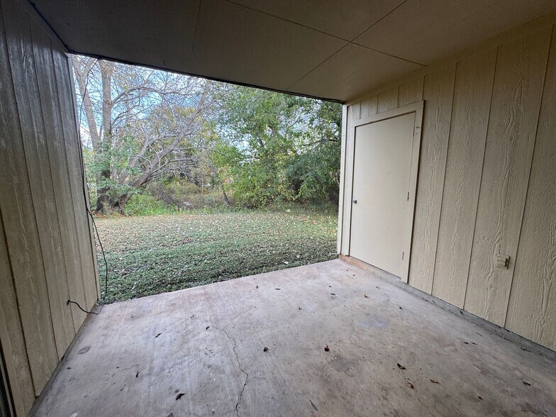 Building Photo - 1706 Benttree Dr