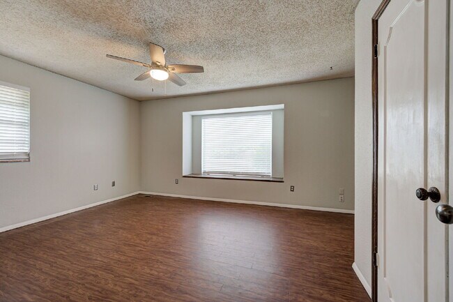 Building Photo - Rollingwood Beauty!