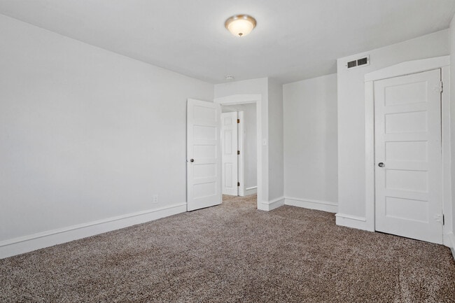 Building Photo - 332 W Olive St