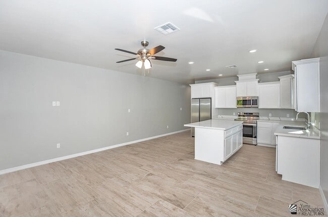Building Photo - 643 S Orange Ave