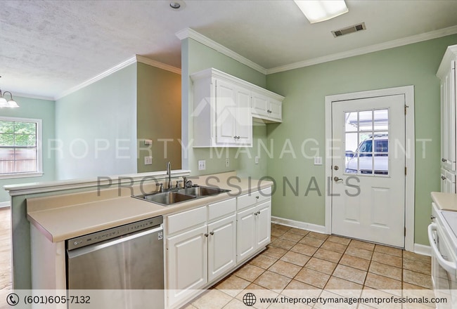Building Photo - Cute, Comfortable and Convenient!