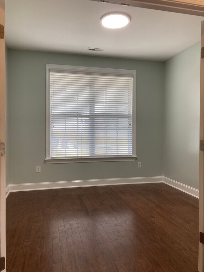 Building Photo - Immaculate 5 Bedrooms, 3.5 Bath Home Located Minutes from Shopping- Easy Commute to Sanford, Ft. ...