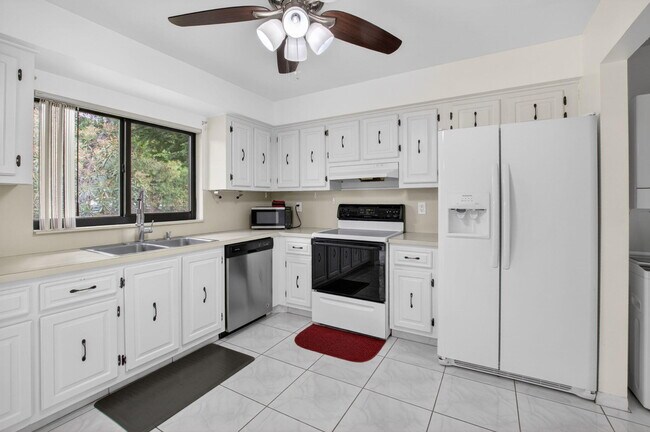 Building Photo - 4944 Equestrian Cir
