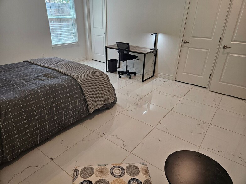 Building Photo - 702 5th St