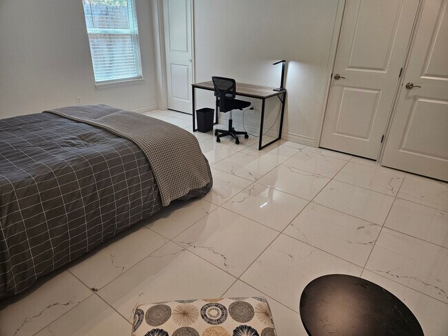 Building Photo - 702 5th St