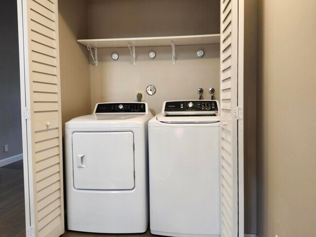 Building Photo - 1919 Discovery Cir E