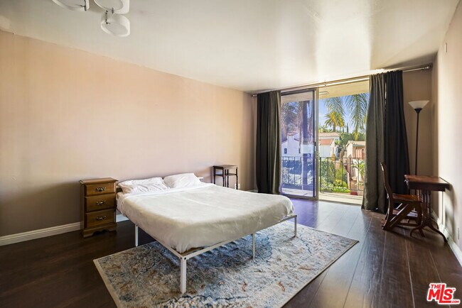 Building Photo - 2260 N Cahuenga Blvd