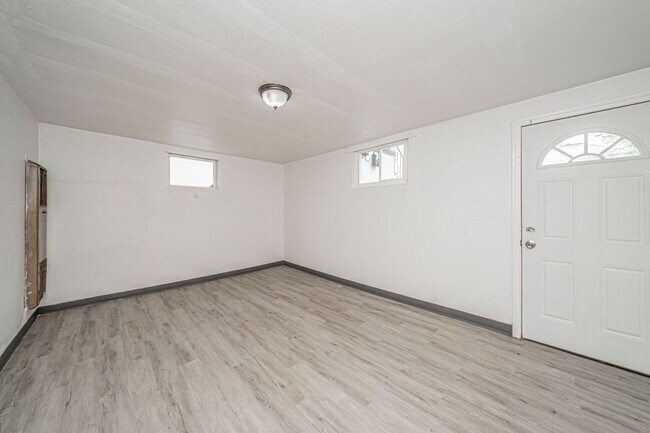 Building Photo - 411 W 5th St