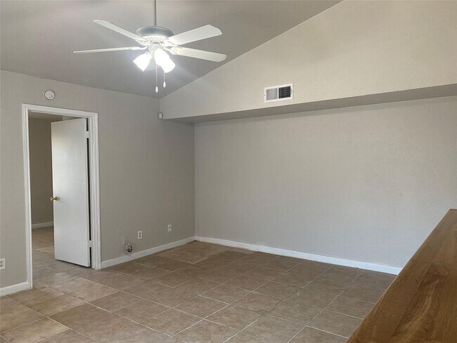 Building Photo - Limestone Dr. Duplex