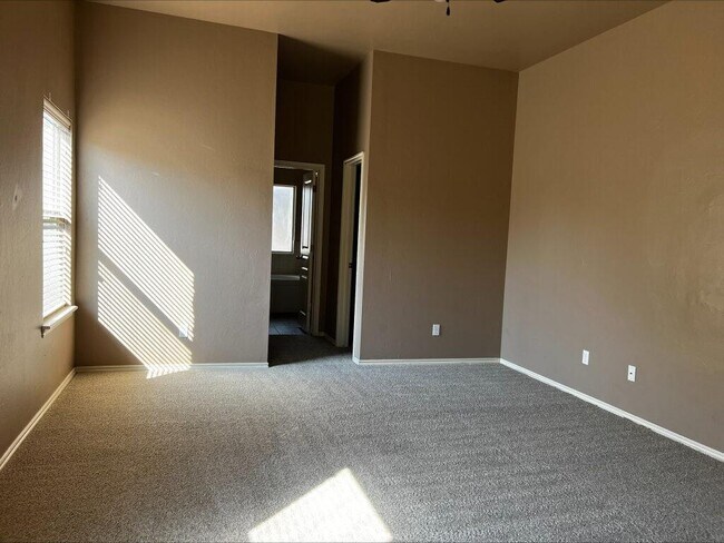 Building Photo - 13111 Red Oak Dr