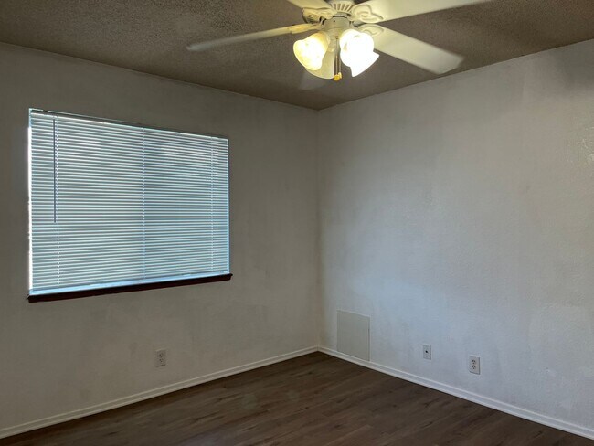 Building Photo - 3 bedroom 2 bathroom Home in the City of Victorville!