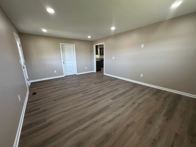Building Photo - Newly Renovated Home in Shelbyville - 30 m...
