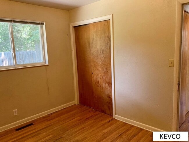 Building Photo - Great Three Bedroom, Close to Everything!