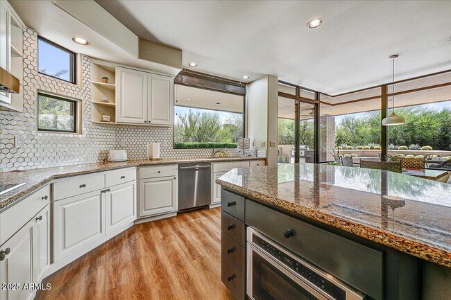 Building Photo - 10687 E Fernwood Ln