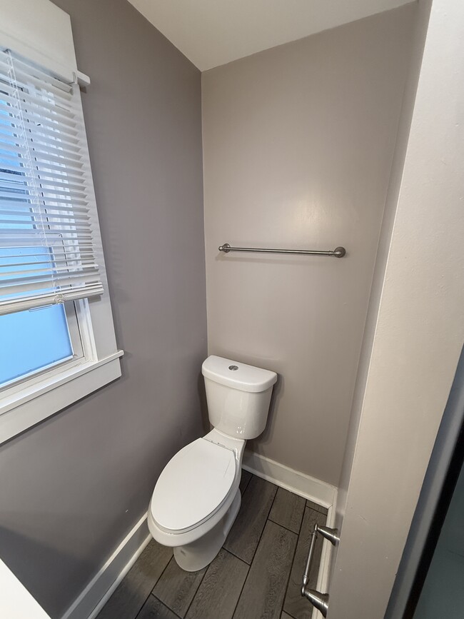 Building Photo - 429 Maple Ave