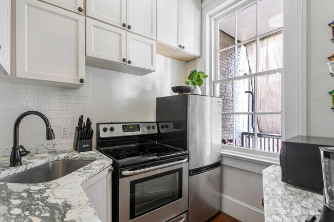 Building Photo - 715 St Charles Ave